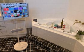 Work And Unwind Retreat King Bed Love Heart Hot Tub For 2 Game Room Cinema On The Bed 500Mbps Wifi Ideal For Business Couples And Special Events